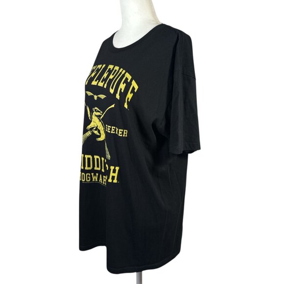 Hogwarts Graphic T-Shirt Size Large Hufflepuff Quidditch Team Seeker - Picture 2 of 6